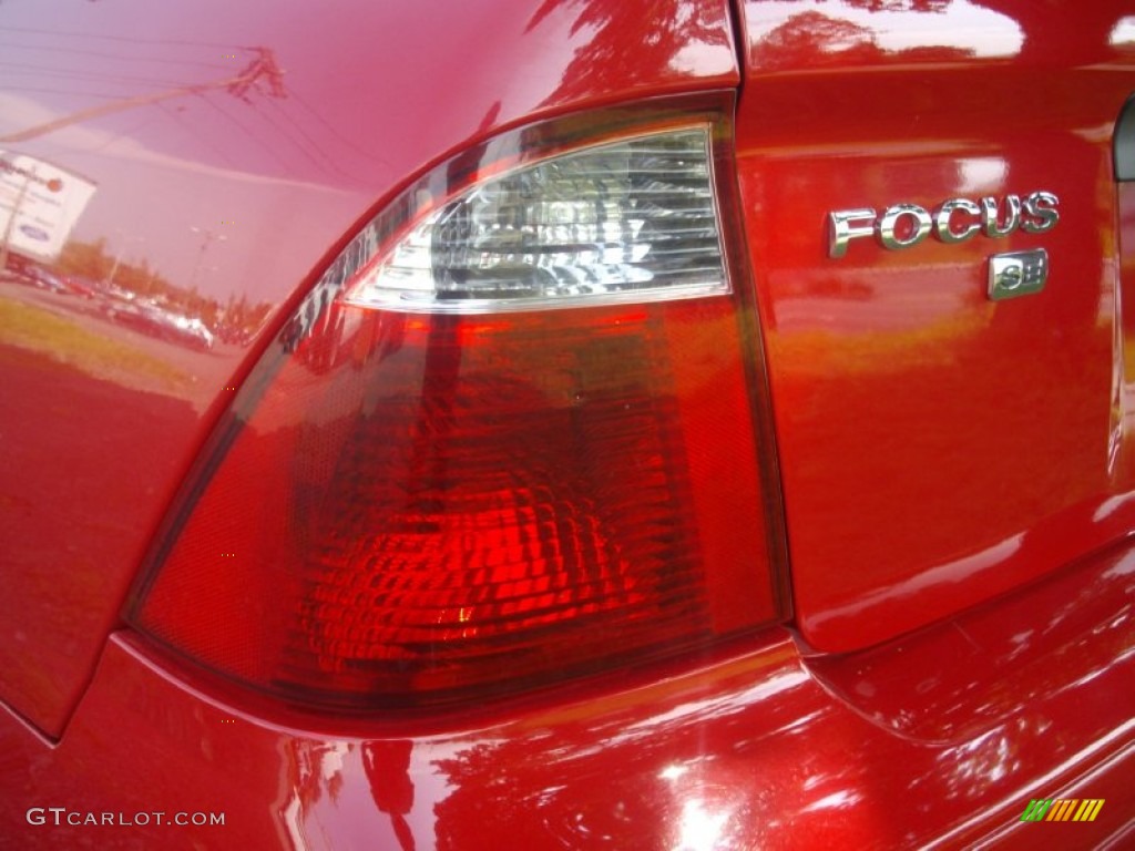 2005 Focus ZX4 SE Sedan - Infra-Red / Dark Pebble/Light Pebble photo #7