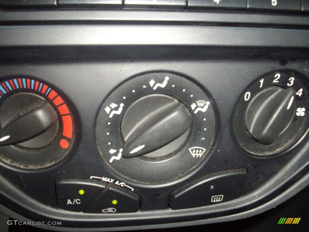 2005 Focus ZX4 SE Sedan - Infra-Red / Dark Pebble/Light Pebble photo #17