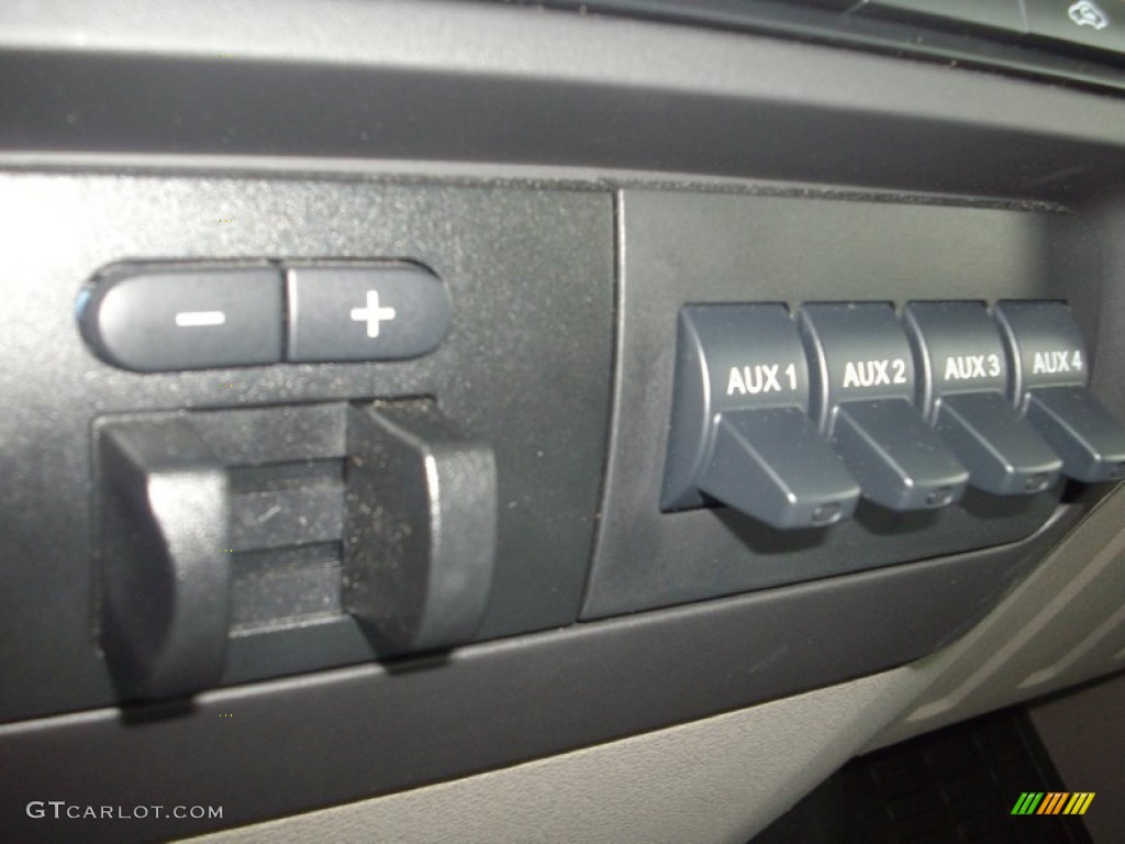 2009 Ford F250 Super Duty XL Regular Cab 4x4 Controls Photo #53123151