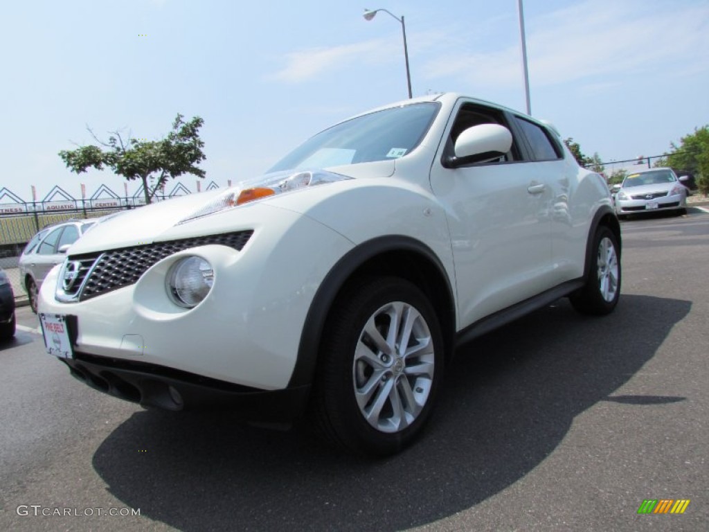 White Pearl Nissan Juke