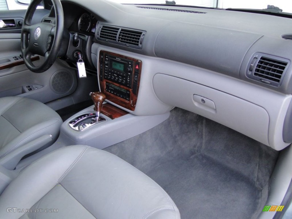 2005 Volkswagen Passat GLX Sedan Dashboard Photos