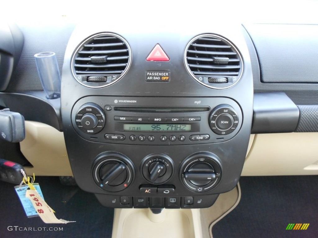2009 Volkswagen New Beetle 2.5 Coupe Controls Photo #53138769