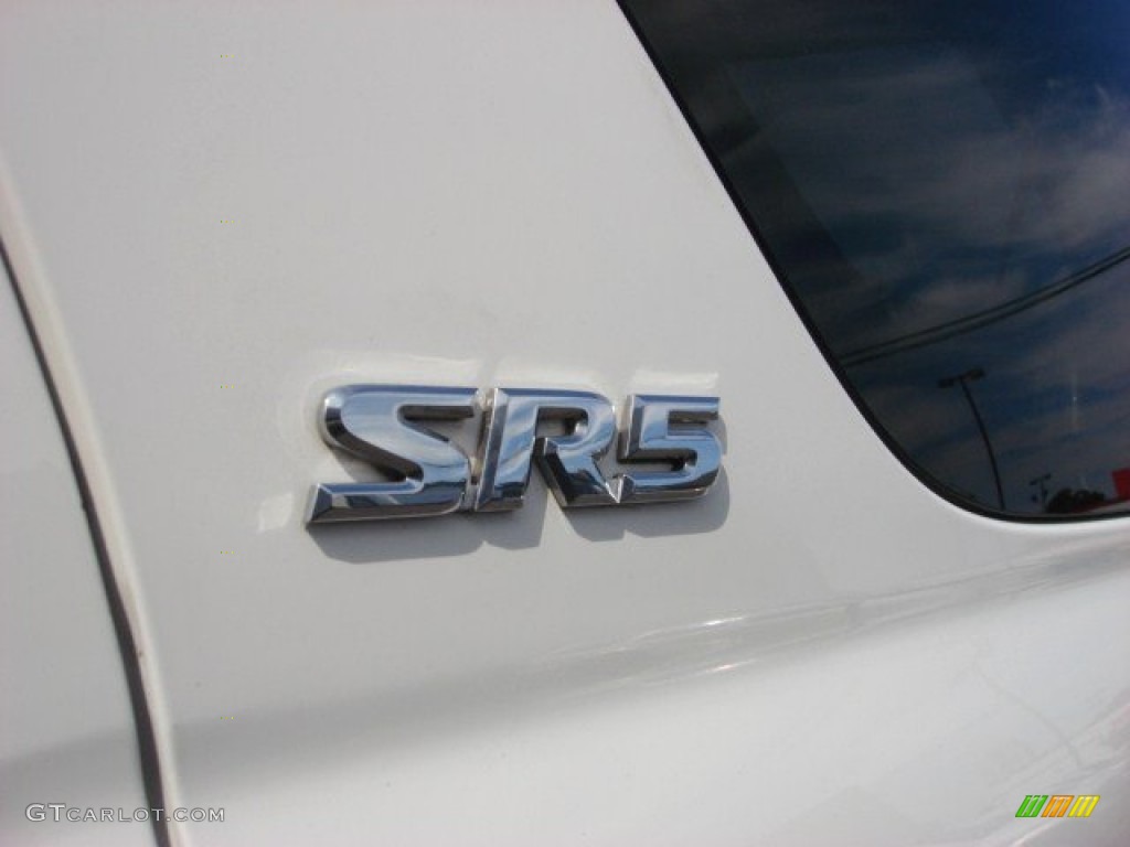 2003 Toyota Sequoia SR5 Marks and Logos Photos