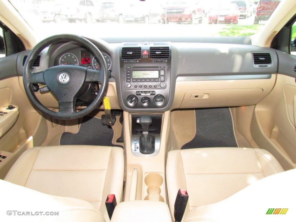 2006 Volkswagen Jetta 2.5 Sedan Pure Beige Dashboard Photo #53208993