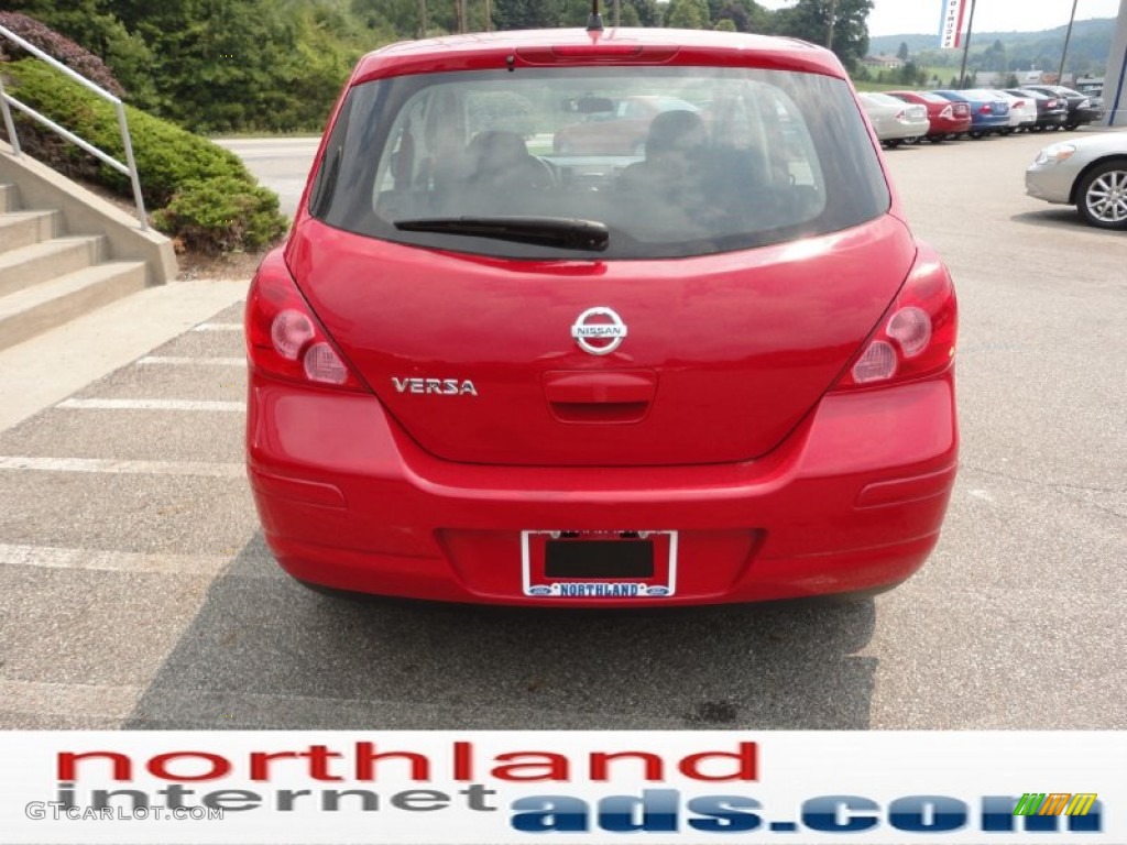 2010 Versa 1.8 S Hatchback - Red Alert / Charcoal photo #7