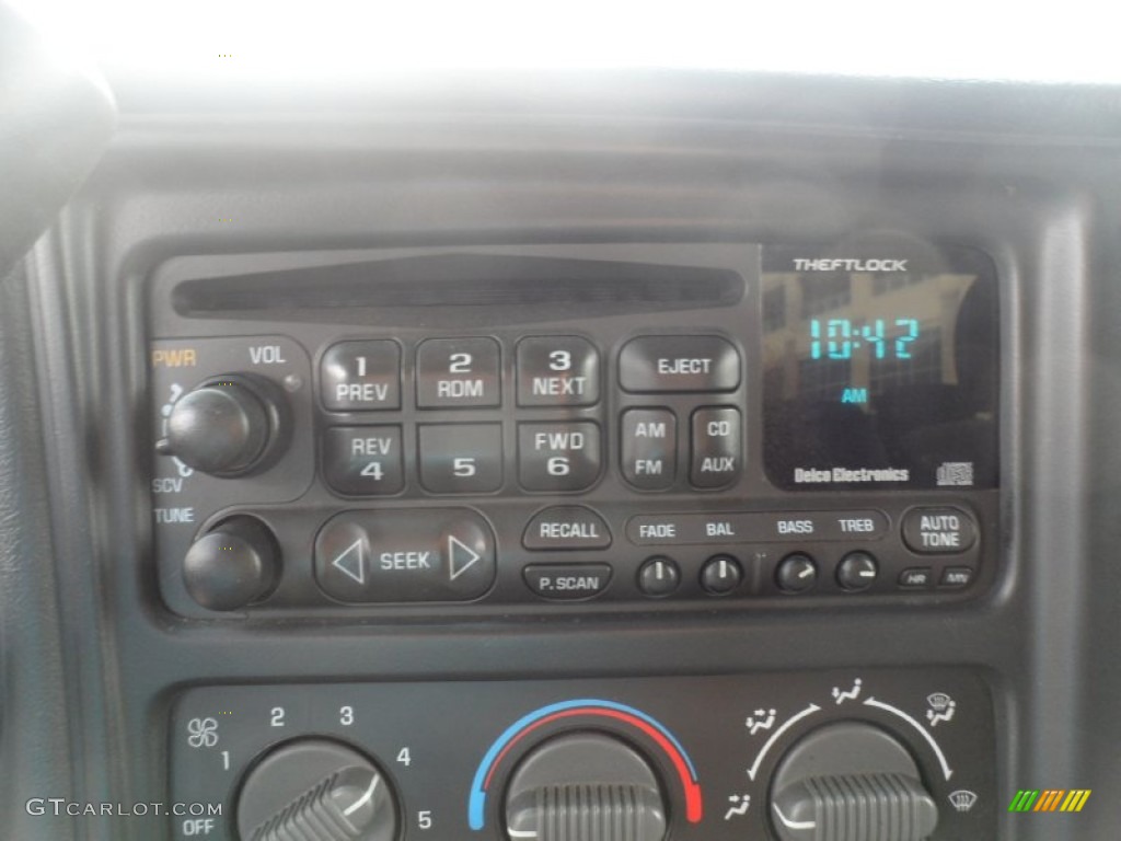2002 Chevrolet Silverado 2500 LS Crew Cab 4x4 Audio System Photos