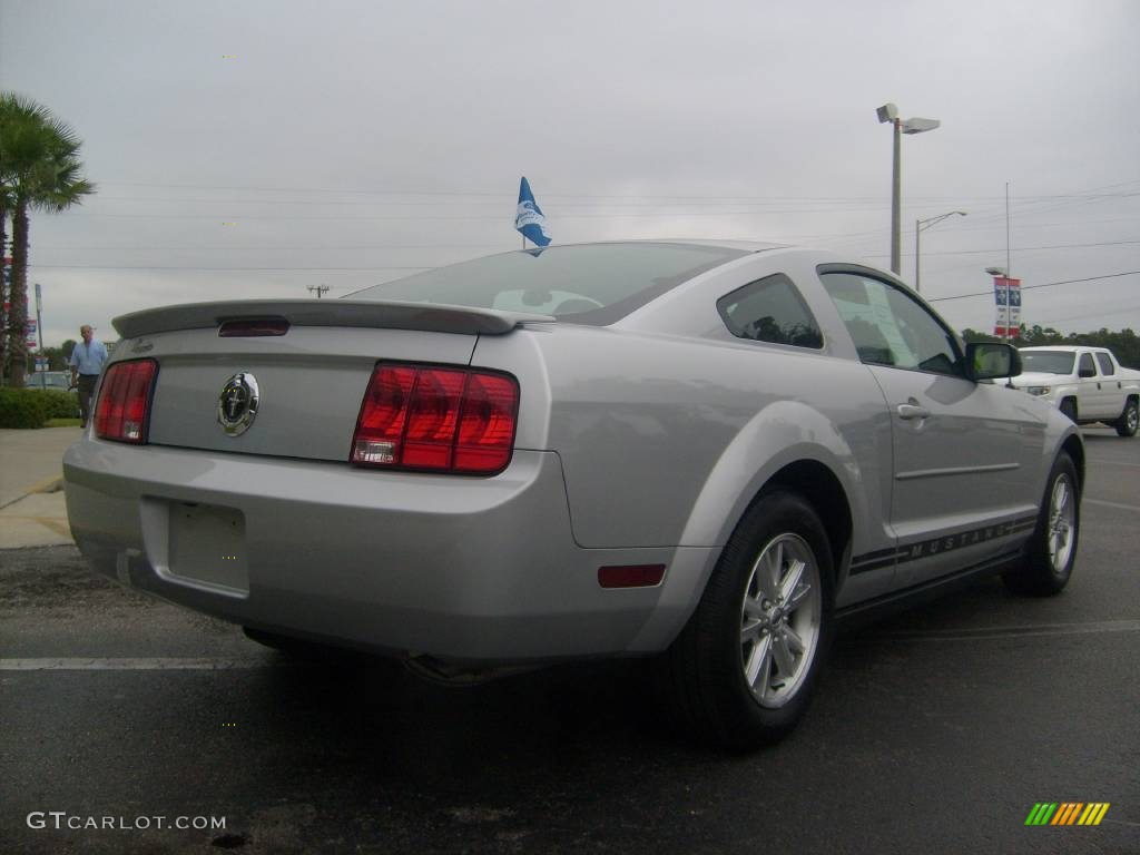 2008 Mustang V6 Premium Coupe - Brilliant Silver Metallic / Light Graphite photo #3