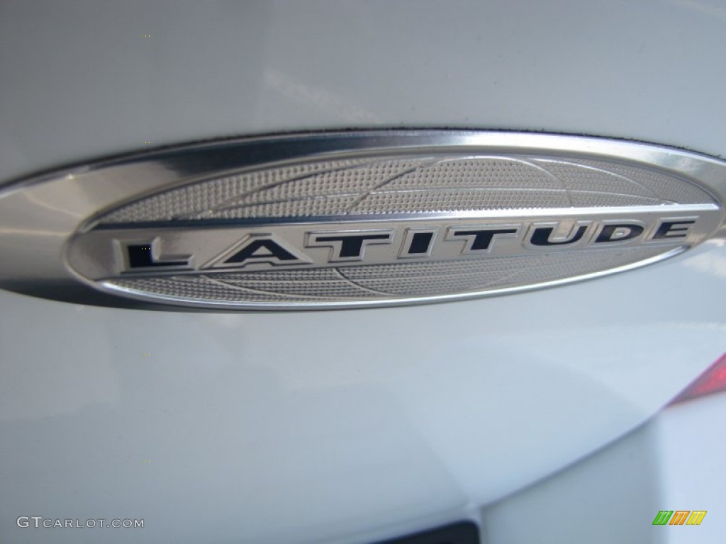 2011 Patriot Latitude - Bright White / Dark Slate Gray/Light Pebble photo #9