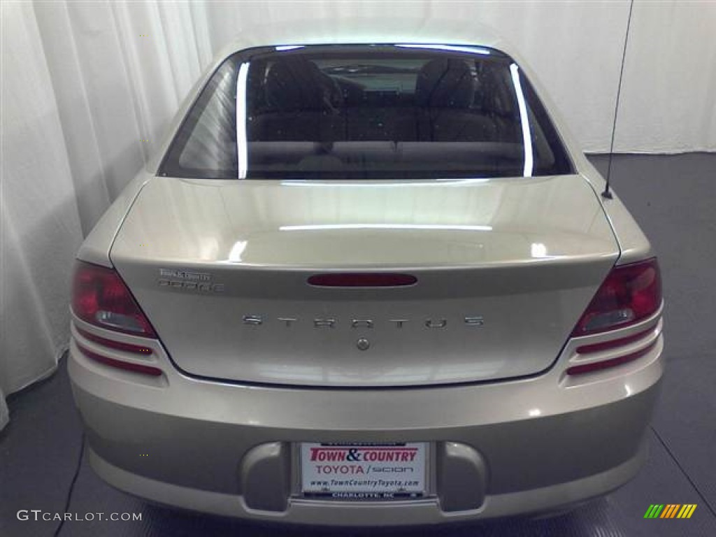 2004 Stratus SE Sedan - Light Almond Pearl Metallic / Dark Slate Gray photo #4