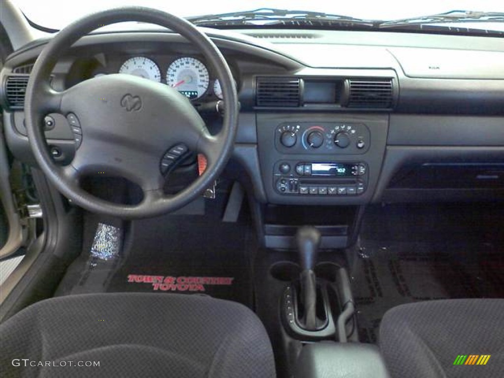 2004 Stratus SE Sedan - Light Almond Pearl Metallic / Dark Slate Gray photo #5