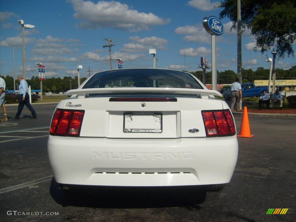 2002 Mustang V6 Coupe - Oxford White / Medium Parchment photo #4