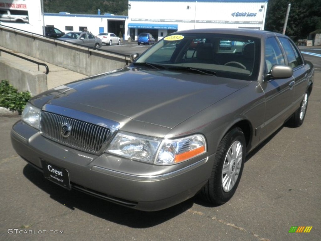2004 Grand Marquis GS - Arizona Beige Metallic / Medium Parchment photo #2