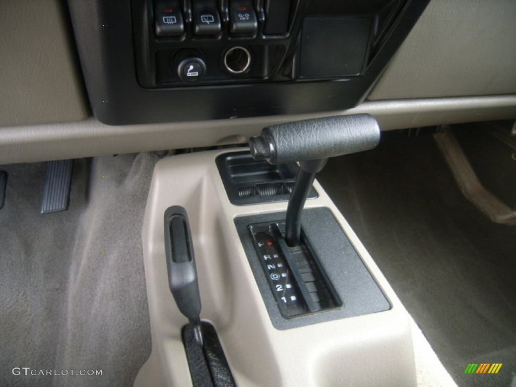 2004 Wrangler Sahara 4x4 - Light Khaki Metallic / Khaki photo #19