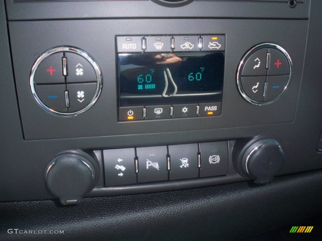 2011 Chevrolet Silverado 3500HD Crew Cab 4x4 Controls Photo #53259049