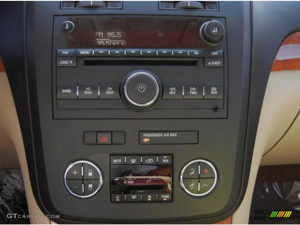2008 Saturn Outlook XR Controls Photo #53281536