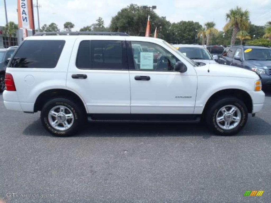 2004 Explorer XLT 4x4 - Oxford White / Medium Parchment photo #3