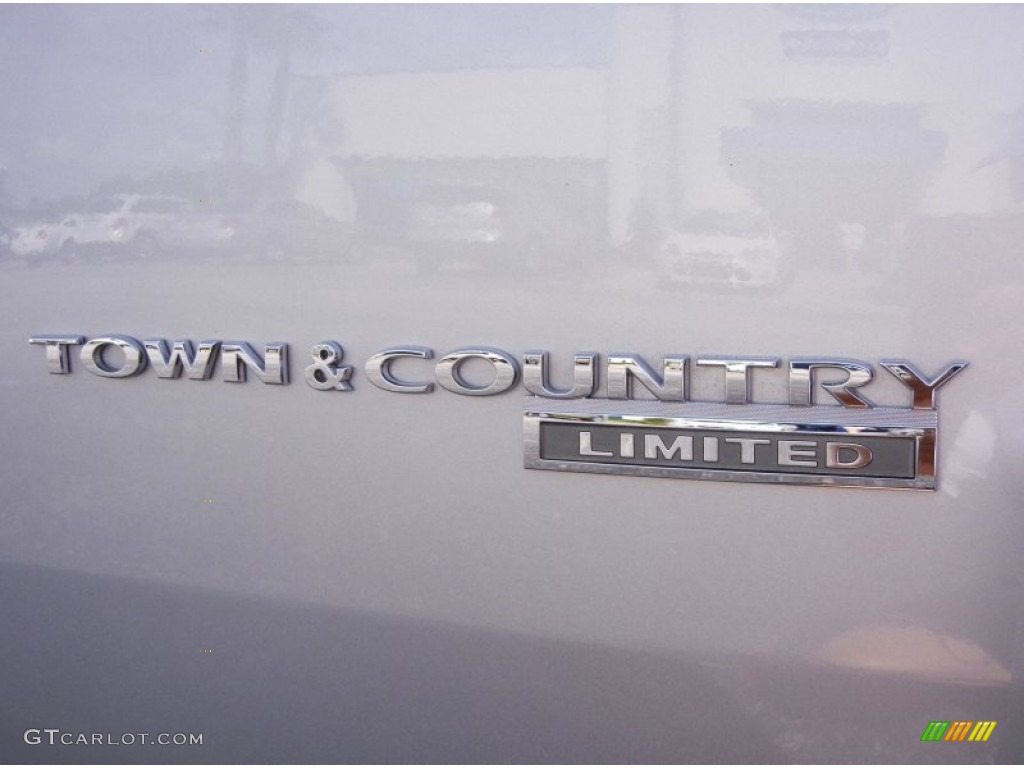 2010 Town & Country Limited - Bright Silver Metallic / Medium Pebble Beige/Cream photo #9