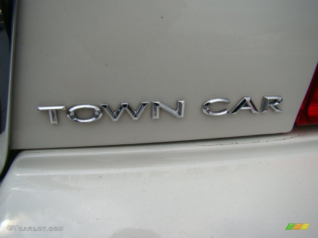 2004 Town Car Ultimate - Ceramic White Tri-Coat / Shale/Dove photo #34
