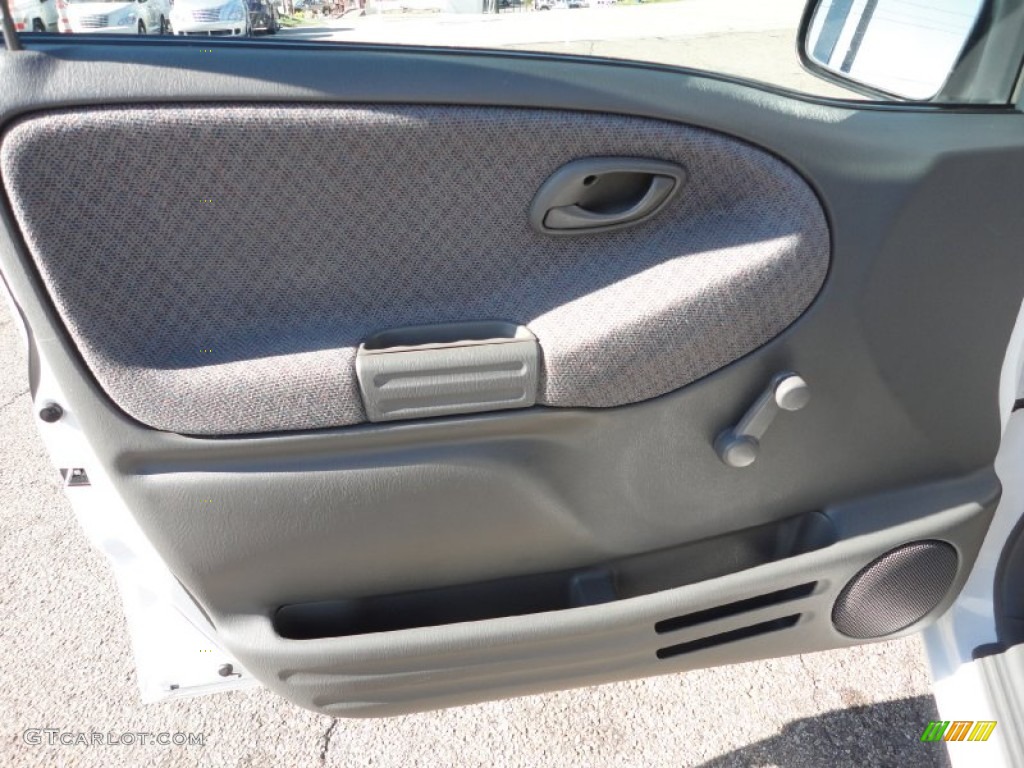 2002 Chevrolet Tracker 4WD Hard Top Medium Gray Door Panel Photo #53300379
