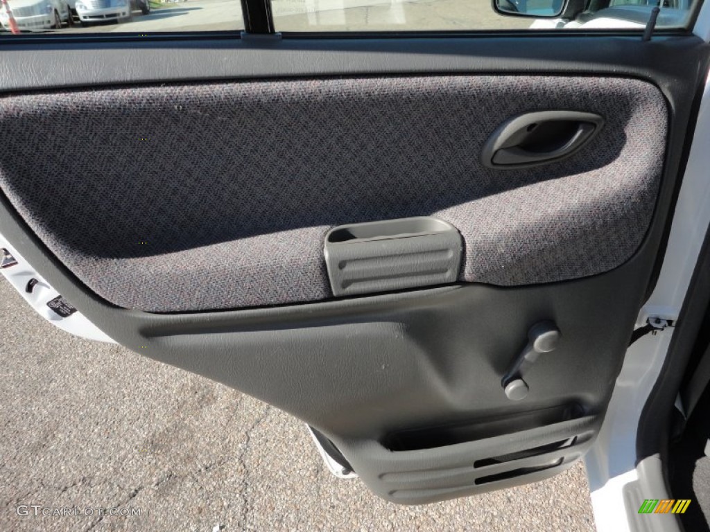 2002 Chevrolet Tracker 4WD Hard Top Medium Gray Door Panel Photo #53300397