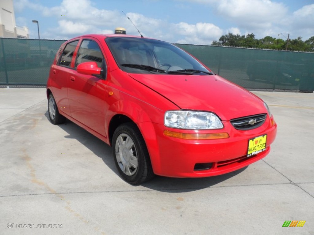 2004 Aveo Hatchback - Victory Red / Gray photo #1