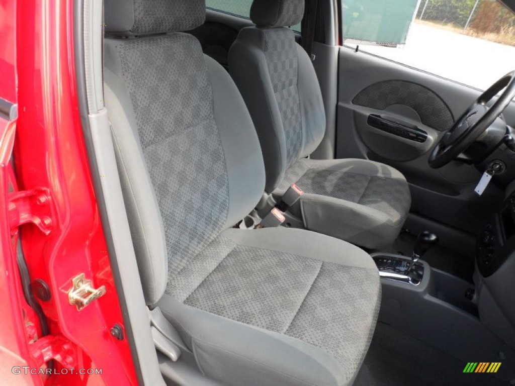 Gray Interior 2004 Chevrolet Aveo Hatchback Photo #53319258