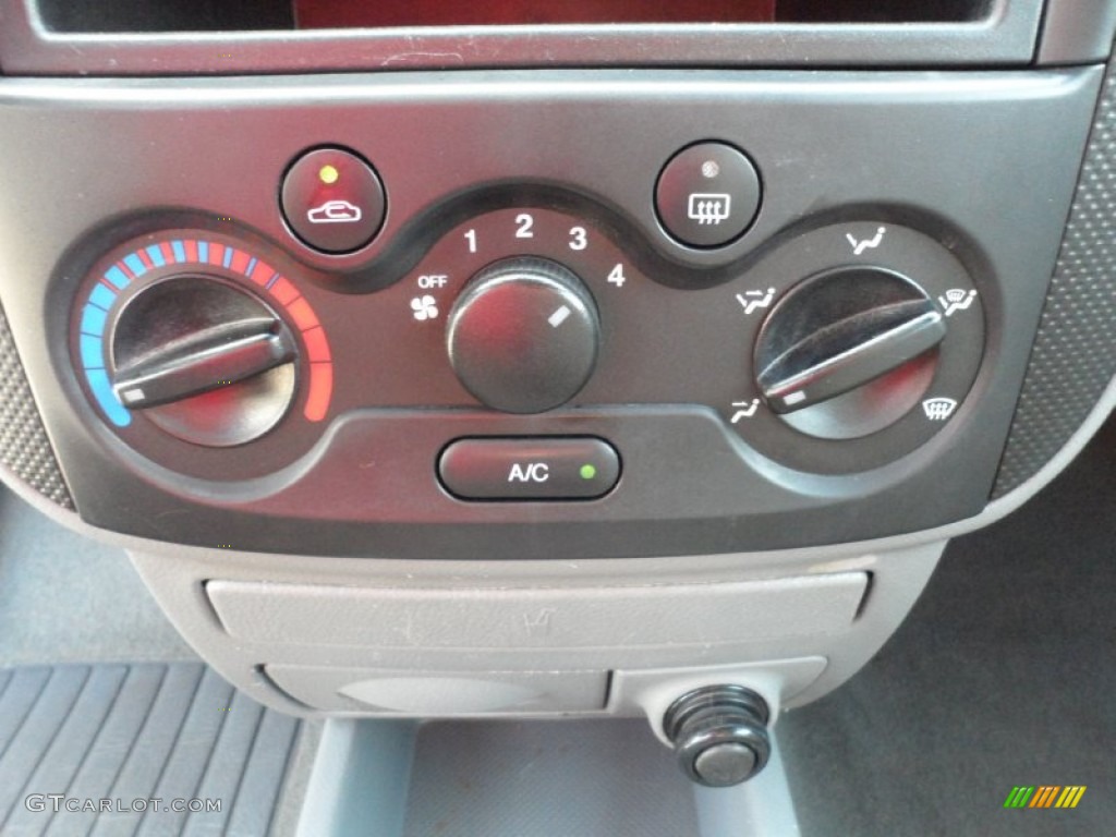 2004 Chevrolet Aveo Hatchback Controls Photos