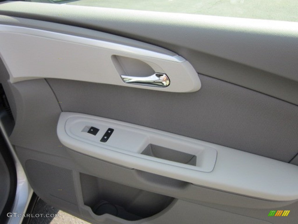 2012 Traverse LS AWD - Silver Ice Metallic / Dark Gray/Light Gray photo #11