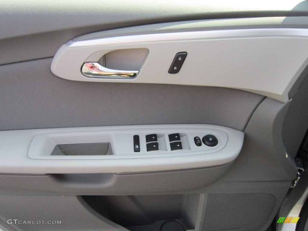 2012 Traverse LS AWD - Silver Ice Metallic / Dark Gray/Light Gray photo #18