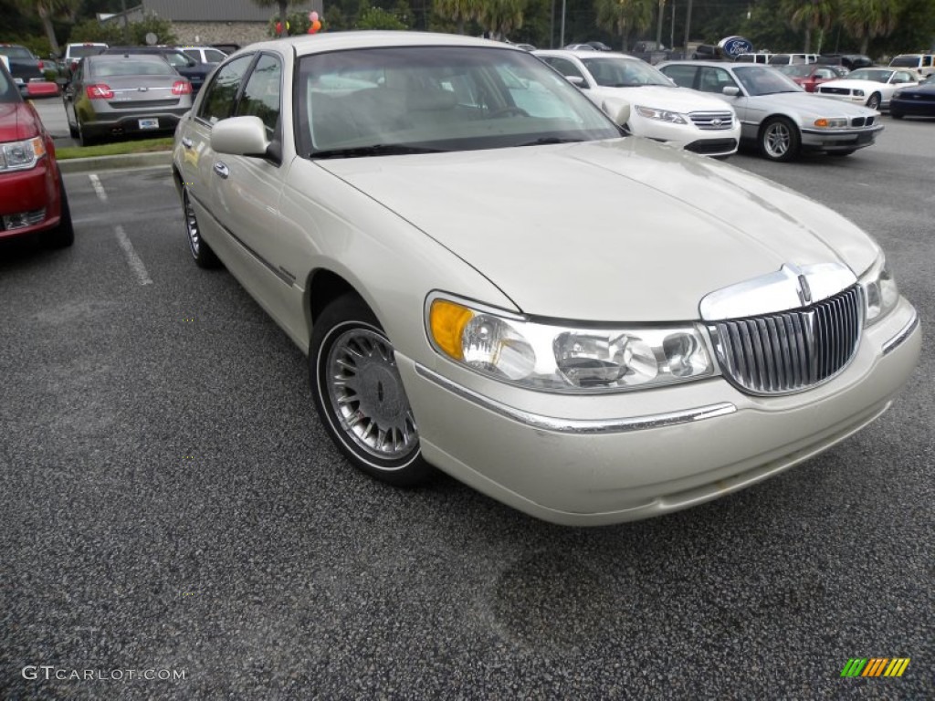 White Pearlescent Metallic Lincoln Town Car