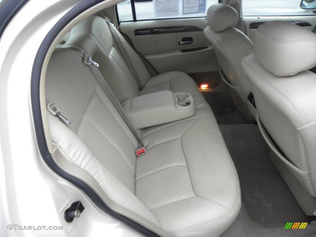 Light Parchment Interior 2002 Lincoln Town Car Cartier Photo #53327023