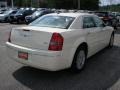 Bright White - 300 Touring Photo No. 5