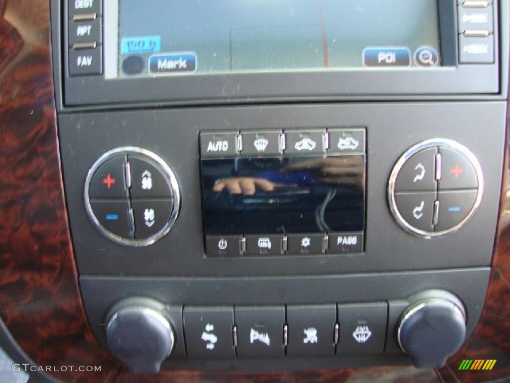 2007 GMC Sierra 1500 Denali Crew Cab 4WD Controls Photo #53343277