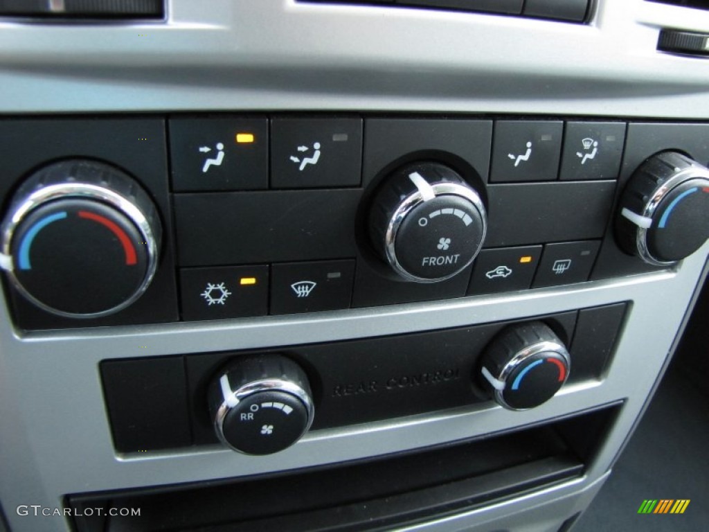 2010 Chrysler Town & Country LX Controls Photos