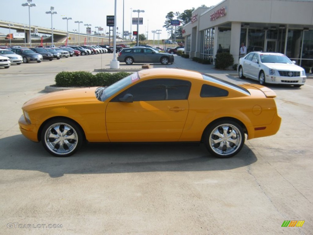 2007 Mustang V6 Deluxe Coupe - Grabber Orange / Dark Charcoal photo #2