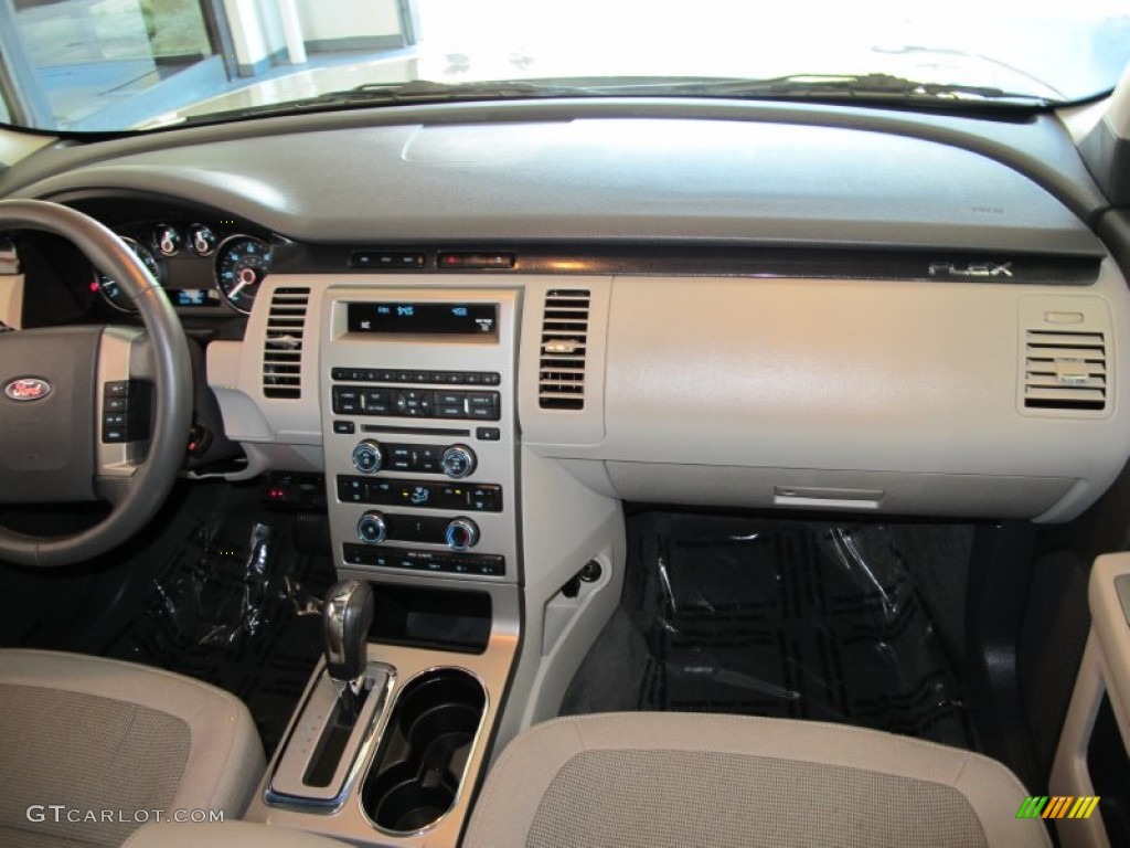 2010 Ford Flex SE Dashboard Photos