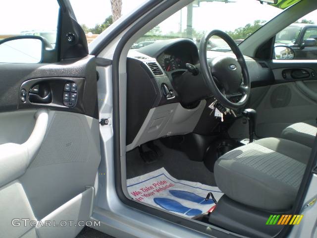 2007 Focus ZX4 SE Sedan - CD Silver Metallic / Charcoal/Light Flint photo #12