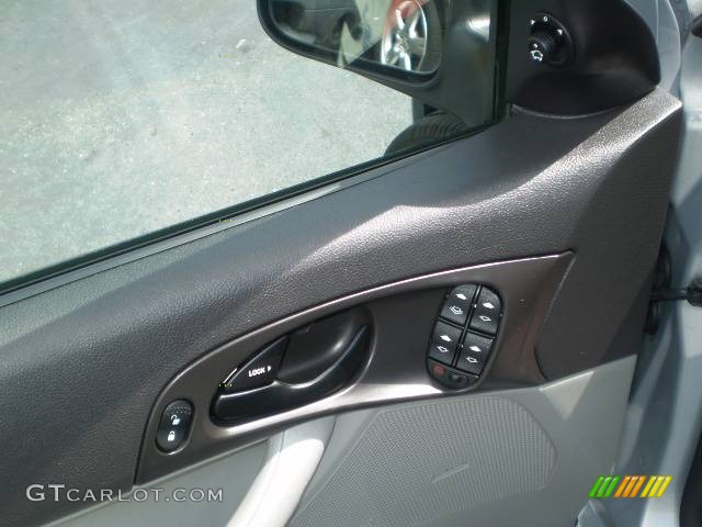 2007 Focus ZX4 SE Sedan - CD Silver Metallic / Charcoal/Light Flint photo #13