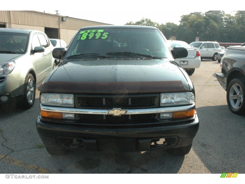 2004 S10 LS Crew Cab 4x4 - Black / Graphite photo #2