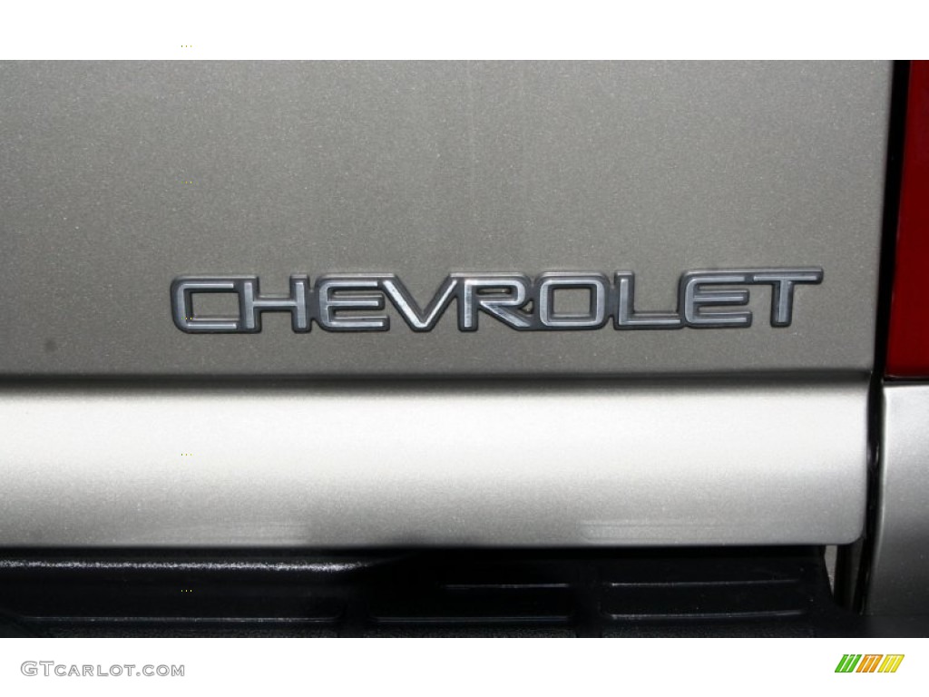 2003 Chevrolet Suburban 2500 LS 4x4 Marks and Logos Photos