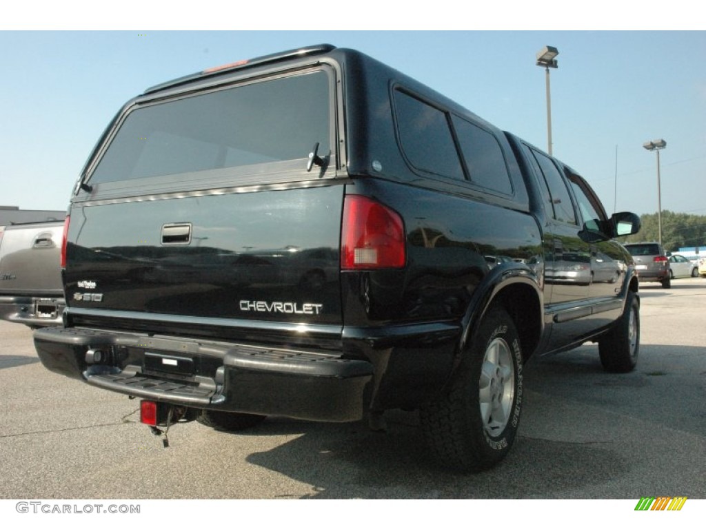 2004 S10 LS Crew Cab 4x4 - Black / Graphite photo #4