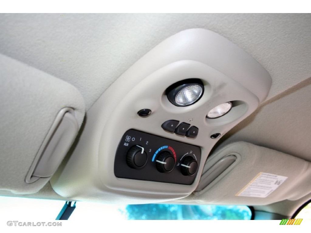 2003 Chevrolet Suburban 2500 LS 4x4 Controls Photo #53375642