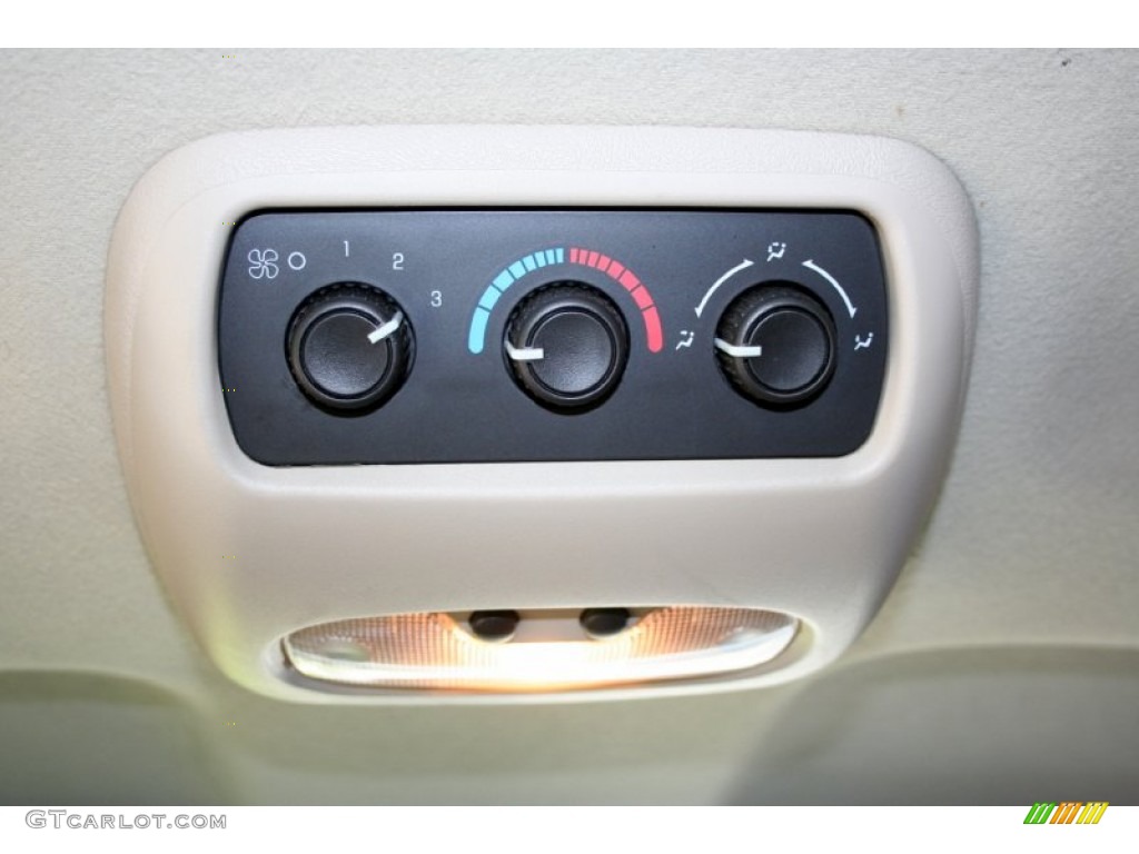 2003 Chevrolet Suburban 2500 LS 4x4 Controls Photo #53375723