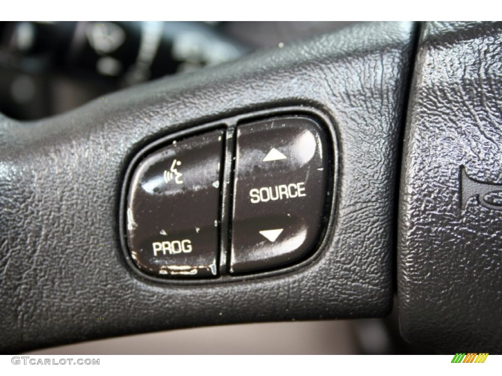 2003 Chevrolet Suburban 2500 LS 4x4 Controls Photo #53376011