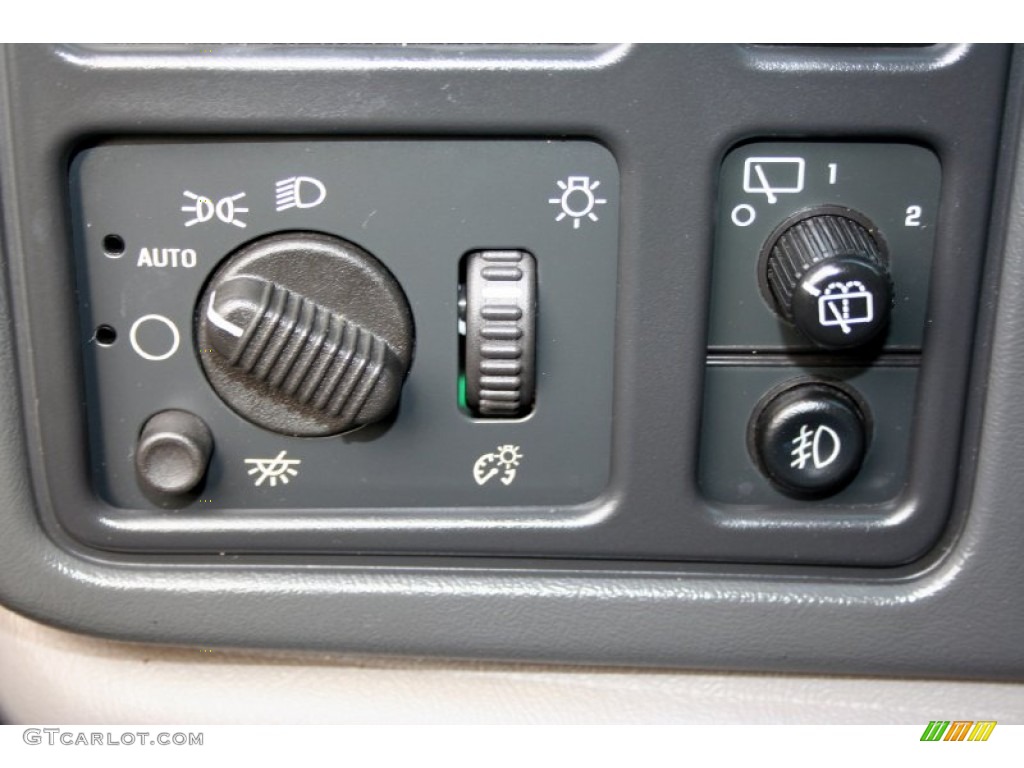 2003 Chevrolet Suburban 2500 LS 4x4 Controls Photo #53376152