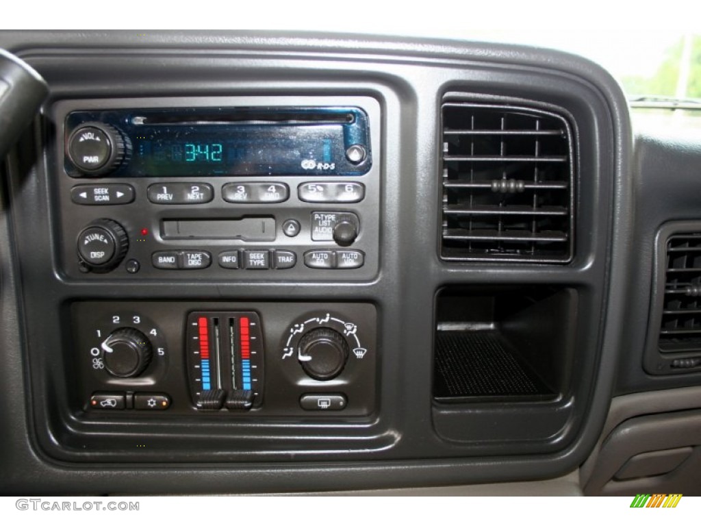 2003 Chevrolet Suburban 2500 LS 4x4 Audio System Photo #53376167