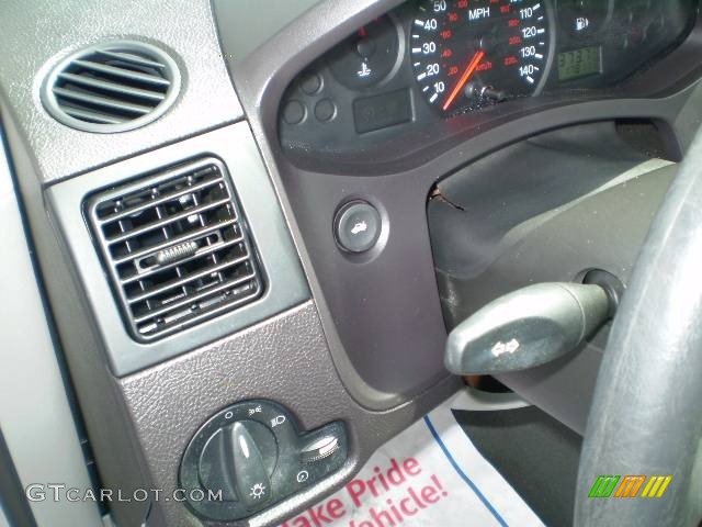 2007 Focus ZX4 SE Sedan - CD Silver Metallic / Charcoal/Light Flint photo #24