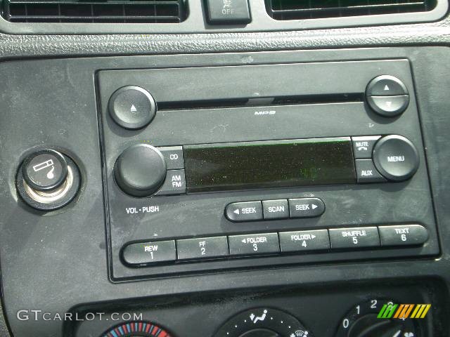 2007 Focus ZX4 SE Sedan - CD Silver Metallic / Charcoal/Light Flint photo #28