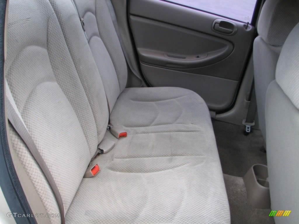 2004 Stratus SE Sedan - Light Almond Pearl Metallic / Sandstone photo #14