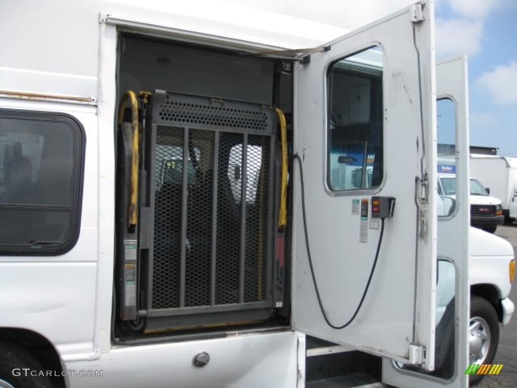 1994 Econoline E350 Passenger Bus - White / Gray photo #3